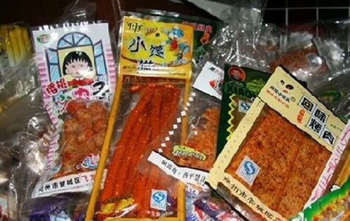 辣条黑作坊四年三迁 游击式无证生产的警示